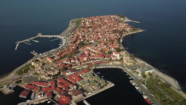 Luchtfoto van de oude stad nesebar aan de kust van de zwarte zee van bulgarije