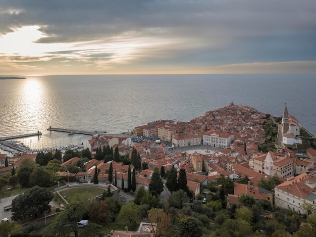 Luchtfoto van de oude stad Piran, Slovenië