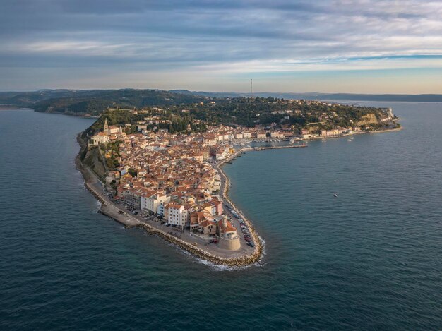 Luchtfoto van de oude stad Piran, Slovenië