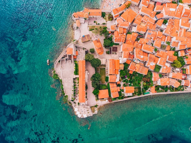 Luchtfoto van de oude stad van Budva, Montenegro