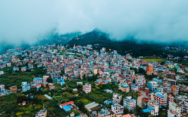 Luchtfoto van de Pharping-vallei tijdens het moessonseizoen in Kathmandu, Nepal