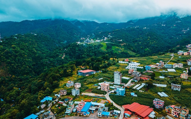 Luchtfoto van de Pharping-vallei tijdens het moessonseizoen in Kathmandu, Nepal