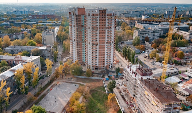 Luchtfoto van de prachtige brandende stadslichten