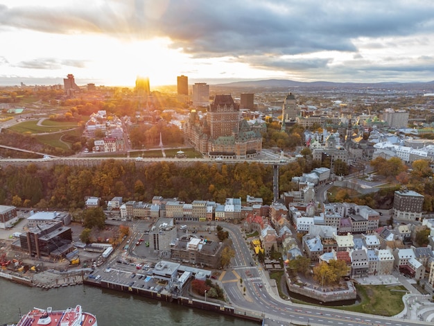 Luchtfoto van de prachtige oude binnenstad van Quebec en de oude haven in de zonsondergangtijd van het herfstseizoen