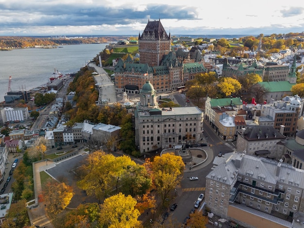 Luchtfoto van de prachtige oude binnenstad van Quebec in de zonsondergangtijd van het herfstseizoen