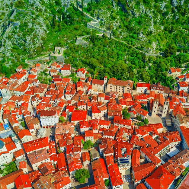 Luchtfoto van de prachtige oude Europese stad met rode pannendaken in de bergen