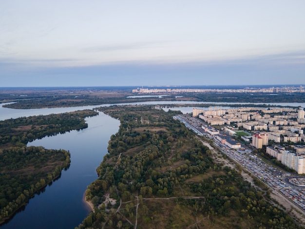 Luchtfoto van de rivier de Dnjepr in de buurt van Kiev