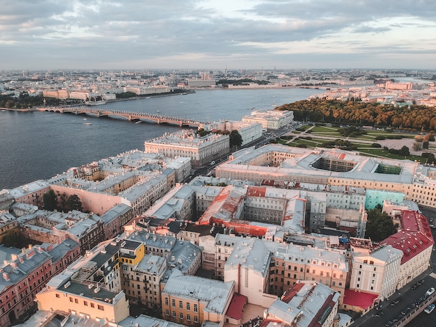 Luchtfoto van de rivier de Neva in het zonsonderganglicht. Rivierboten Rusland, St. Petersburg