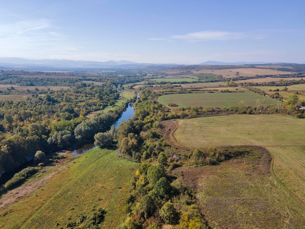 Luchtfoto van de rivier de Vit bij het dorp Aglen in Bulgarije