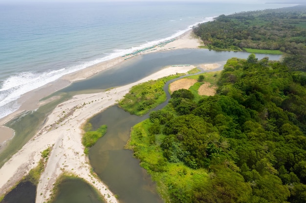 Luchtfoto van de rivier en de zee