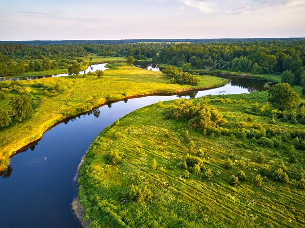 Luchtfoto van de rivier in groene weiden prachtige zonsondergang avond panorama Eiken bomen rivieroever Summer