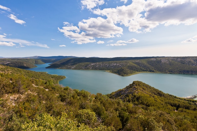 Luchtfoto van de rivier krka in het nationaal park krka, kroatië