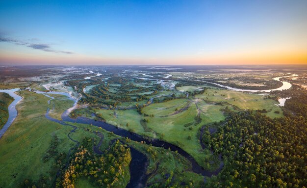 Luchtfoto van de rivier Prypiac in Nationaal park Prypyatski