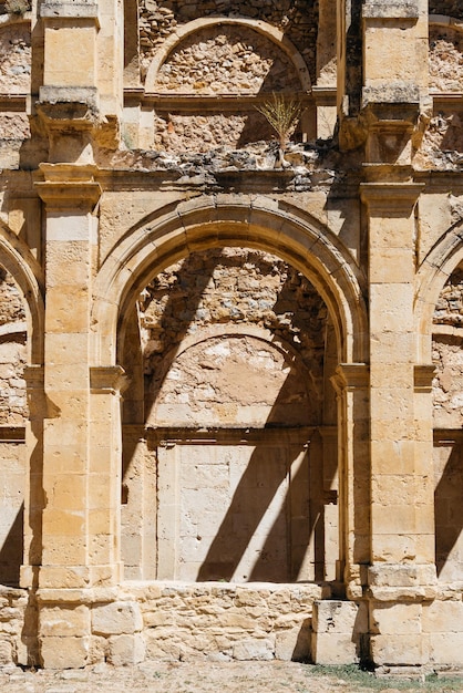 Luchtfoto van de ruïnes van een oud verlaten klooster in santa maria de rioseco burgos