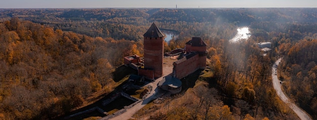 Luchtfoto van de Sigulda-stad in Letland tijdens de gouden herfst. Middeleeuws kasteel midden in het bos.