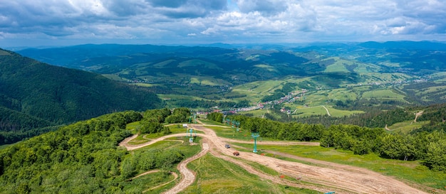 Luchtfoto van de skiliften kabelbanen in de zomer