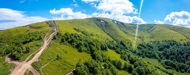 Luchtfoto van de skiliften kabelbanen in de zomer