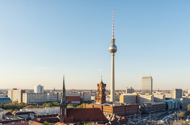 Luchtfoto van de skyline van Berlijn met de beroemde tv-toren in prachtig avondlicht bij zonsondergang Duitsland