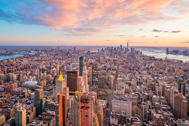Luchtfoto van de skyline van Manhattan bij zonsondergang, New York City in de Verenigde Staten