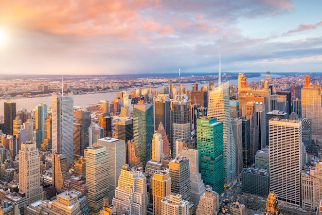 Luchtfoto van de skyline van Manhattan bij zonsondergang, New York City in de Verenigde Staten