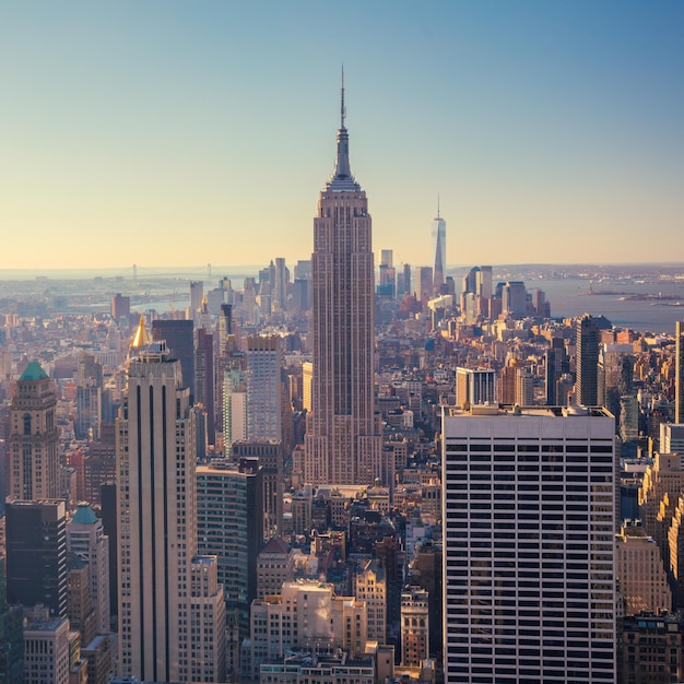 Luchtfoto van de skyline van Manhattan en wolkenkrabbers bij zonsopgang New York City USA