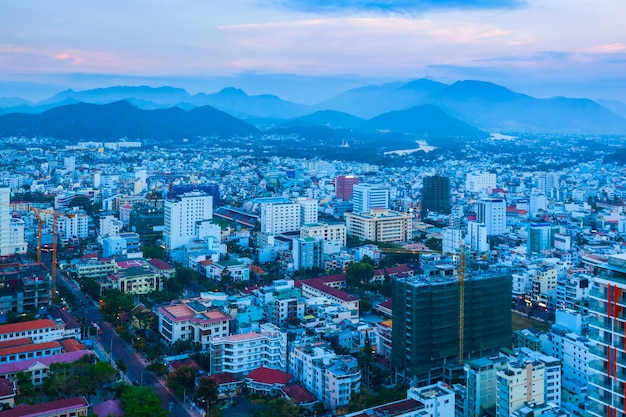 Luchtfoto van de skyline van Nha Trang