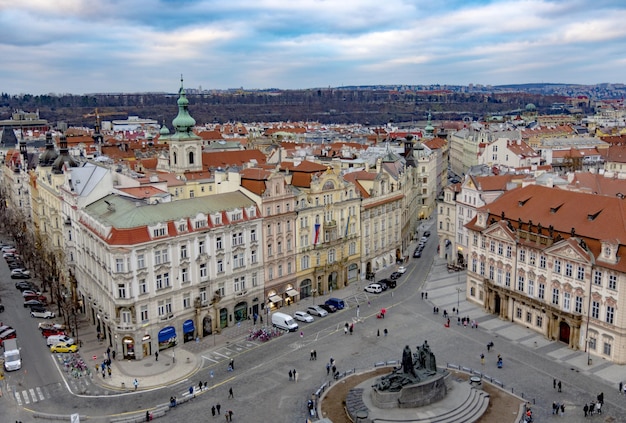 Luchtfoto van de skyline van Praag met oranje betegelde daken Tsjechië