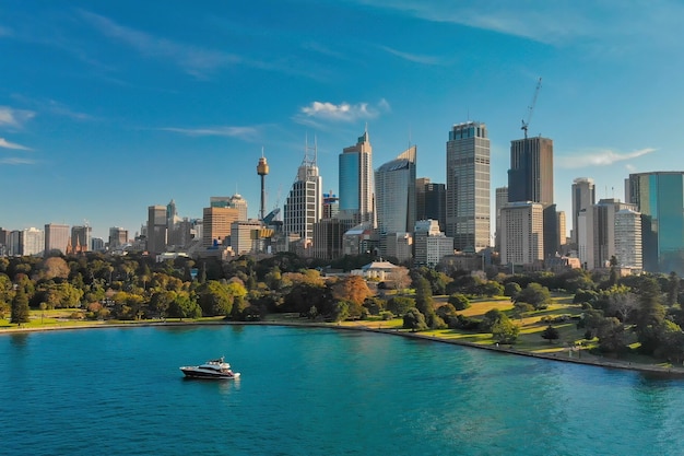 Luchtfoto van de skyline van Sydney vanaf de haven van Sydney.