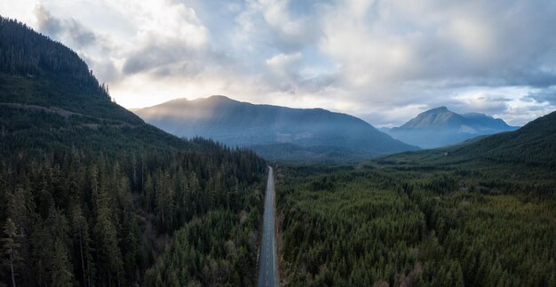 Luchtfoto van de snelweg in de Canadese natuur