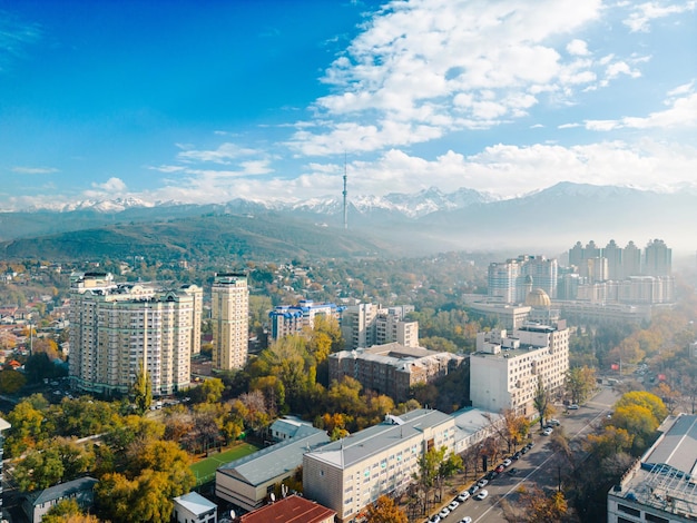 Luchtfoto van de snelwegen van Almaty 's nachts