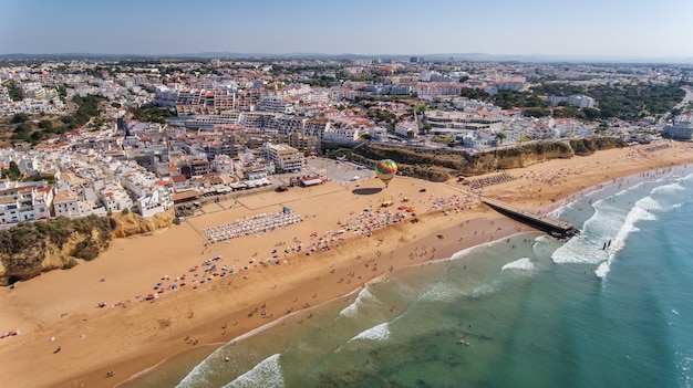 Luchtfoto van de stad Albufeira, strand pescadores, in het zuiden van Portugal, Algarve