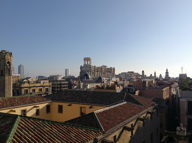 Luchtfoto van de stad barcelona met blauwe lucht.