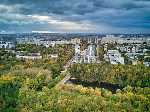 Luchtfoto van de stad bij zonsondergang. Mooie herfst stadslandschap. Kishinev, Moldavische republiek.