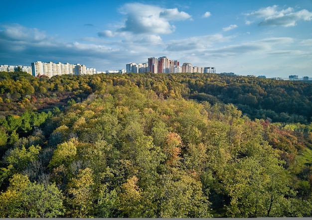 Luchtfoto van de stad bij zonsondergang, prachtig herfststadslandschap kishinev moldavië republiek