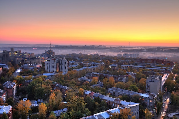 Luchtfoto van de stad bij zonsondergang