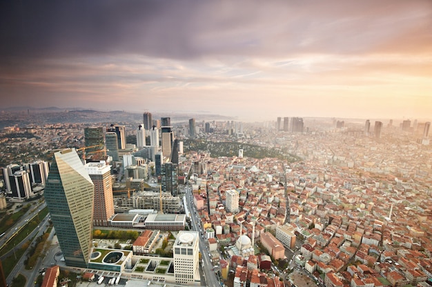 Luchtfoto van de stad Istanbul centrum met wolkenkrabbers bij zonsondergang