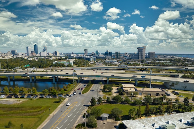 Luchtfoto van de stad Jacksonville met hoge kantoorgebouwen en kruispunt van Amerikaanse snelwegen met snel rijdende auto's en vrachtwagens Van bovenaf bekijken van de transportinfrastructuur van de VS