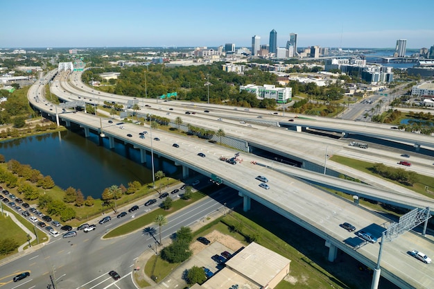 Luchtfoto van de stad Jacksonville met hoge kantoorgebouwen en kruispunt van Amerikaanse snelwegen met snel rijdende auto's en vrachtwagens Van bovenaf bekijken van de transportinfrastructuur van de VS