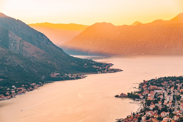 Luchtfoto van de stad Kotor bij zonsondergang