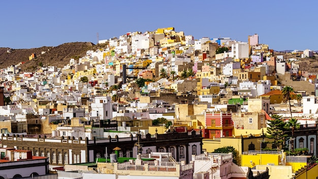 Luchtfoto van de stad Las Palmas met zijn veelkleurige huizen aan de kant van de heuvels die de stad omringen. Eiland Gran Canaria. Spanje. Europa.