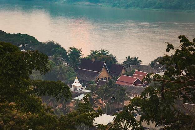 Luchtfoto van de stad Luang Prabang en de Mekong rivier vanaf de heuvel, Luang Prabang, Laos