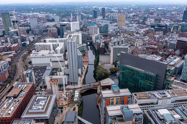 Luchtfoto van de stad Manchester in het Verenigd Koninkrijk op een mooie zonnige dag.