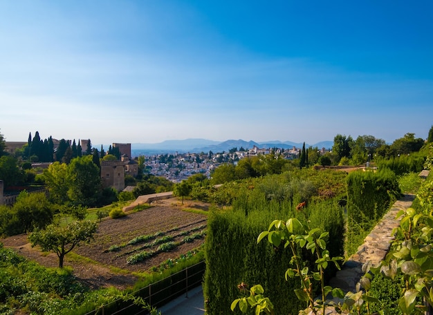 Luchtfoto van de stad met het historische centrum van Granada met een deel van het Alcazaba-kasteel en de Sierra Nevada op de achtergrond