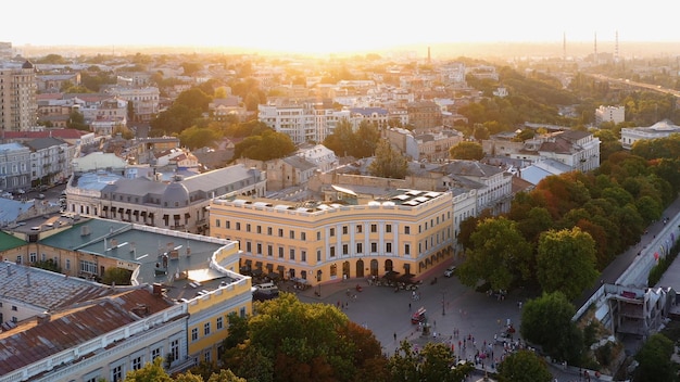 Luchtfoto van de stad Odessa bij zonsondergang of zonsopgang Oekraïense stad scape