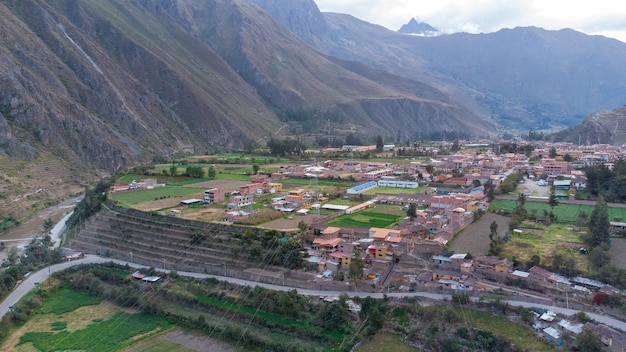 Luchtfoto van de stad Ollantaytambo in de Heilige Vallei van Cusco. Peru