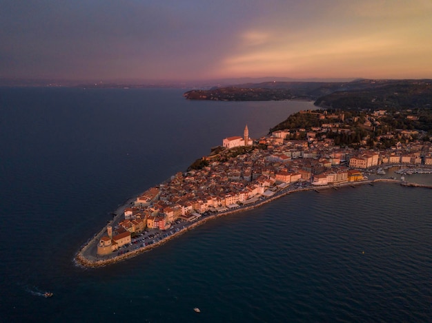 Luchtfoto van de stad Piran bij zonsondergang Slovenië