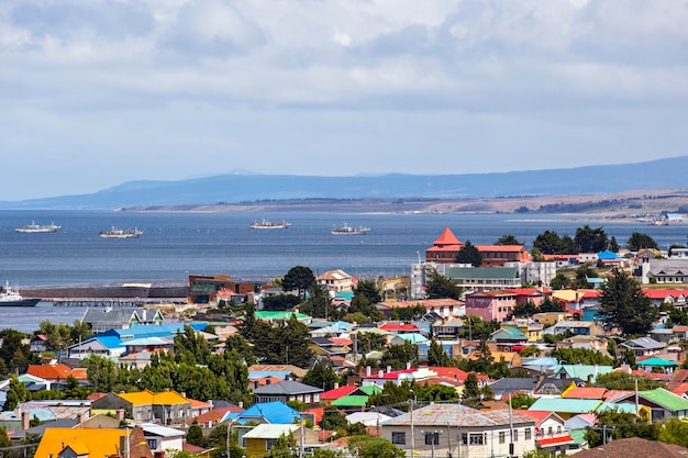 Luchtfoto van de stad Punta Arenas met de Straat van Magellan op de achtergrond