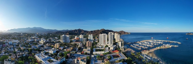 Luchtfoto van de stad Santa Marta, Colombia, langs de Caribische kust