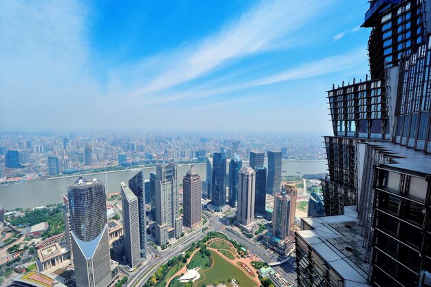 Luchtfoto van de stad shanghai overdag met blauwe lucht en wolken