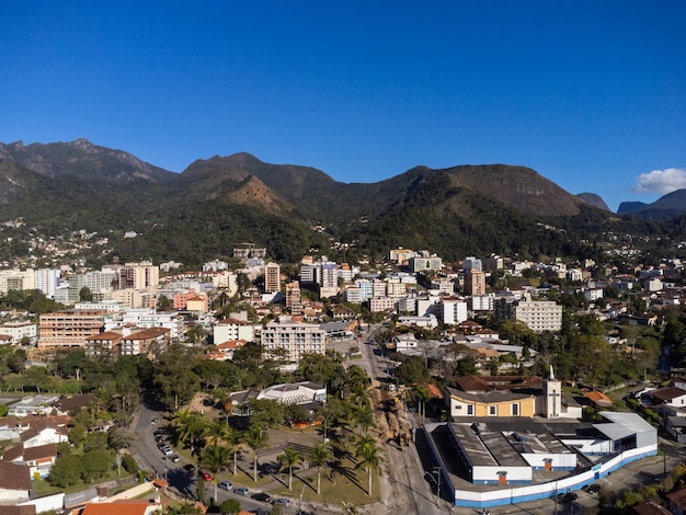 Luchtfoto van de stad teresopolis bergen en heuvels met blauwe lucht en veel huizen in het berggebied van rio de janeiro brazilië drone foto araras teresopolis zonnige dag zonsopgang